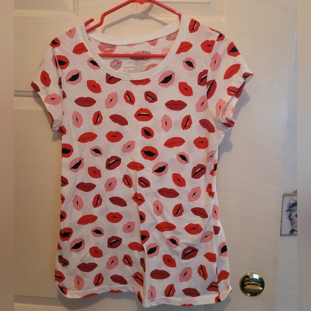 Size L t shirt with lips on front and back
